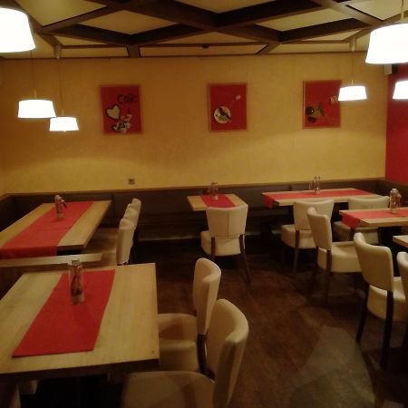 Hotel Gaststaette Peperoni à Biberach an der Riß Extérieur photo