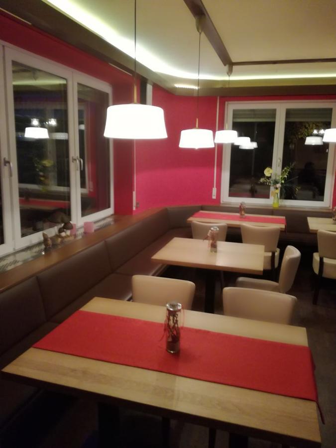 Hotel Gaststaette Peperoni à Biberach an der Riß Extérieur photo